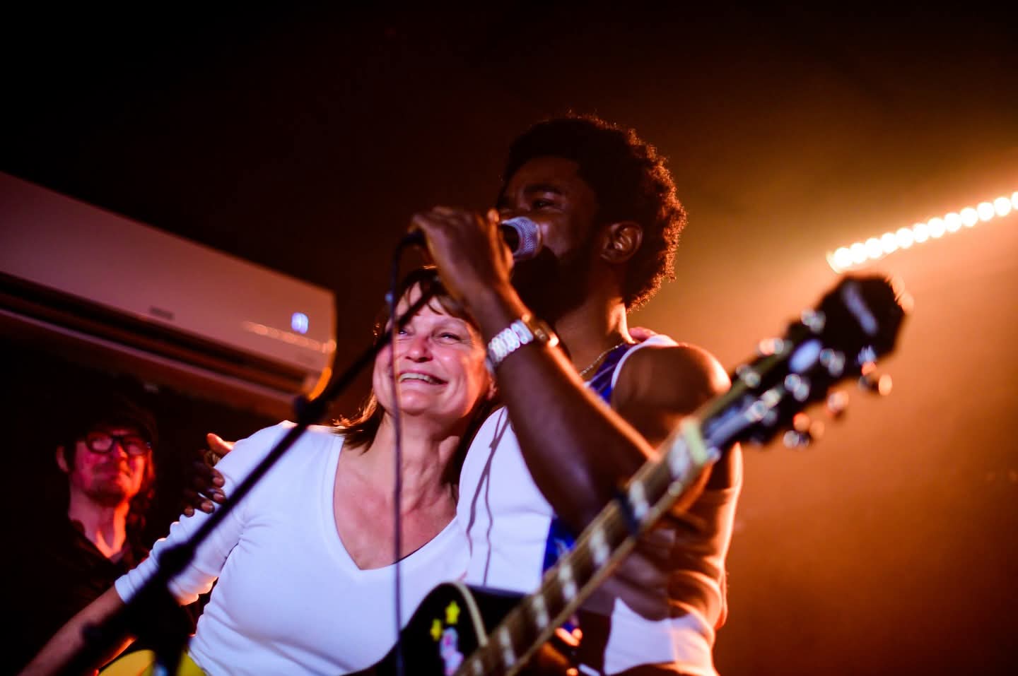 Francis Bondd singing with an audience member